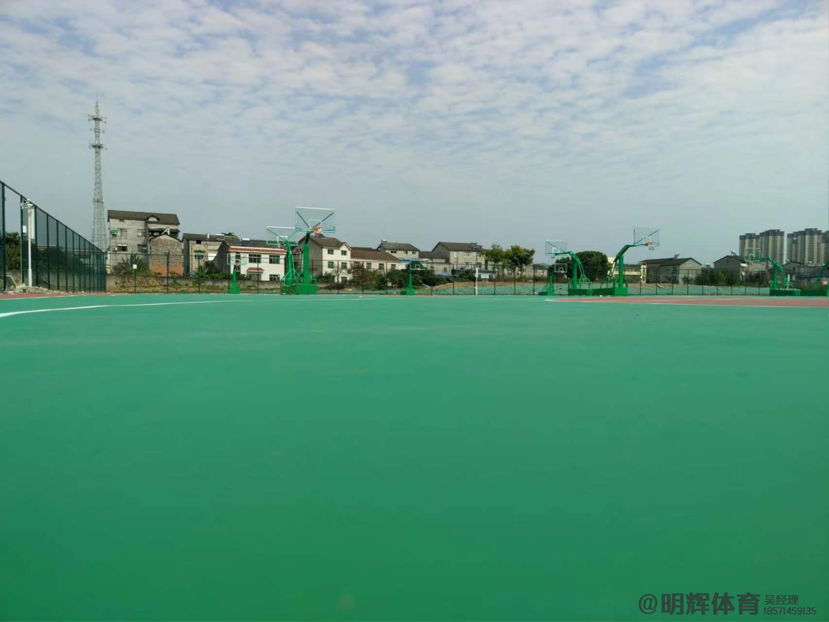 八宿硬地丙烯酸球场的优缺点